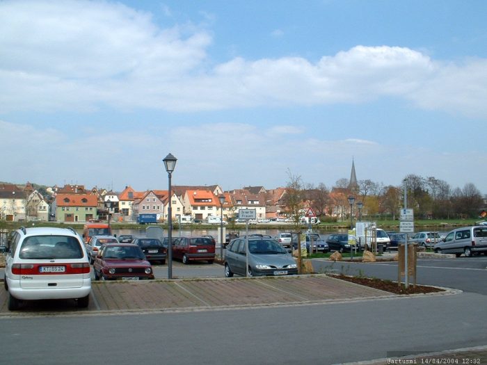 Parkplatz am Main in Marktbreit im April 2004