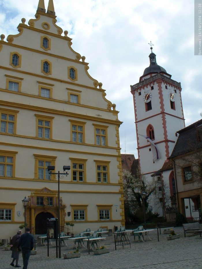Seinheimsches Schloss und St. Nikolei-Kirche in Marktbreit im April 2004