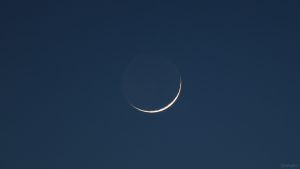 Schmale Mondsichel mit Erdlicht am 11. März 2024