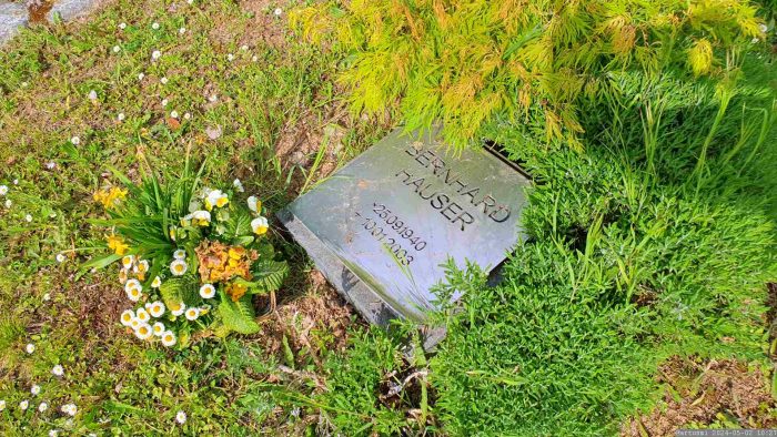 Urnengrab des Künstlers Bernhard Hauser am 2. Mai 2024 - Neuer Friedhof in Eisingen