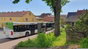 Bushaltestelle mit Bus der Linie 511 am 2. Mai 2024 in der Hauptstraße in Eisingen.
