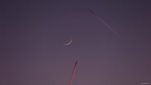 Schmale Mondsichel mit Flugzeugen am 9. Mai 2024