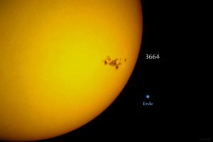 Große Sonnenfleckengruppe AR 3664 am 11. Mai 2024 - Größenvergleich mit der Erde